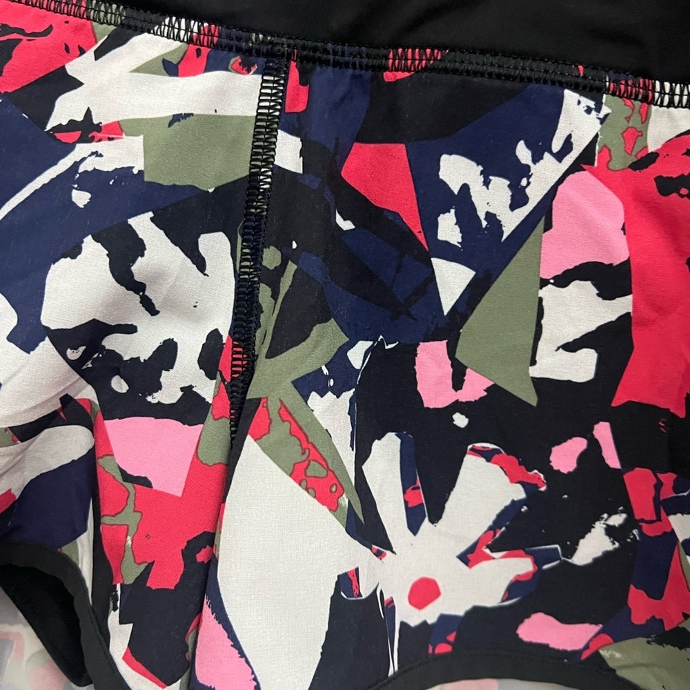 Lululemon Athletica Pop Cut Boom Juice Multi / Black Speed Shorts 2.5” sz 8 - Picture 2 of 9